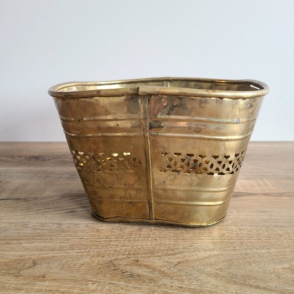 Vintage brass planter/cover pot with cutouts design. - Picture 4 of 7